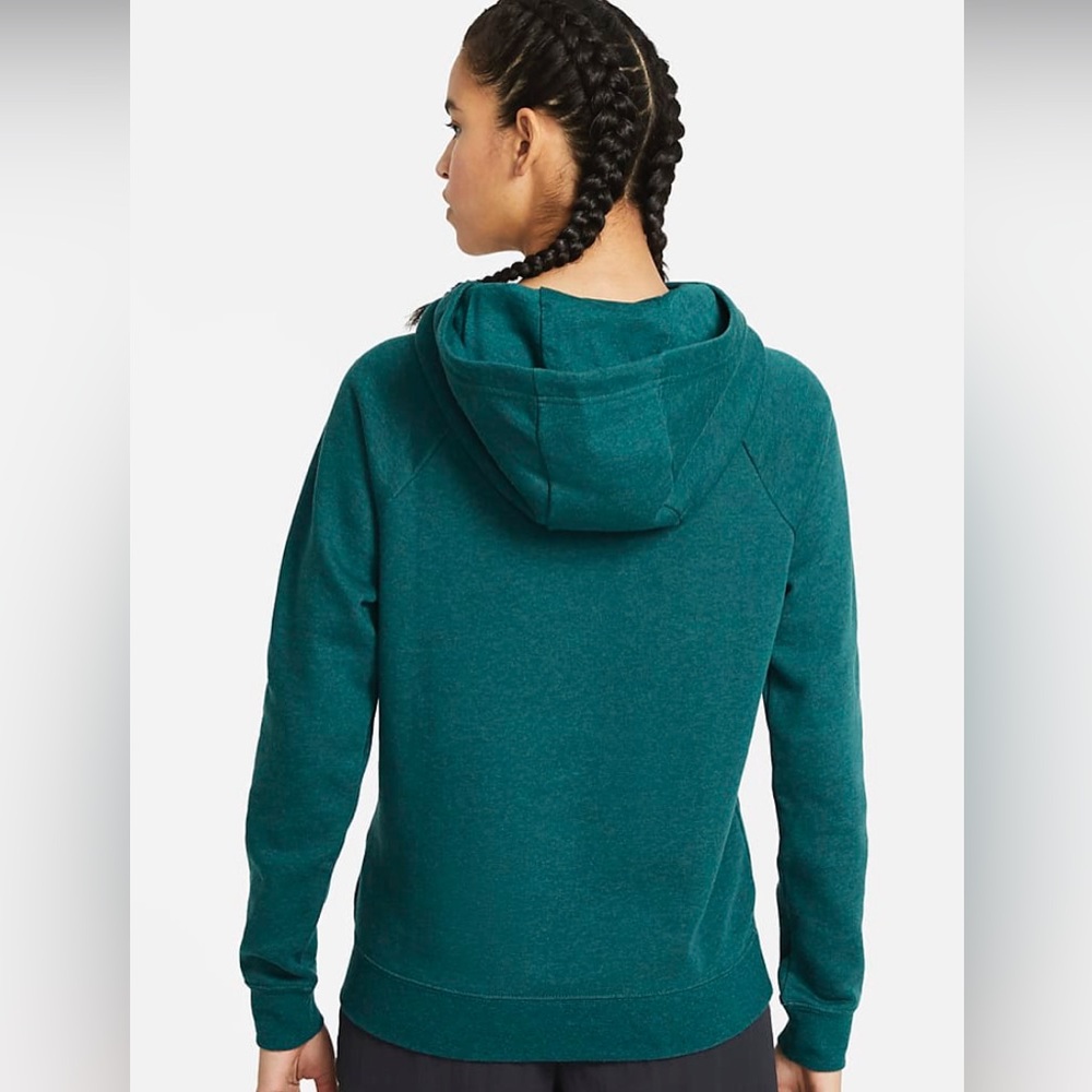 Nike sweatshirt. Worn a handful of times. Fits like a size S.